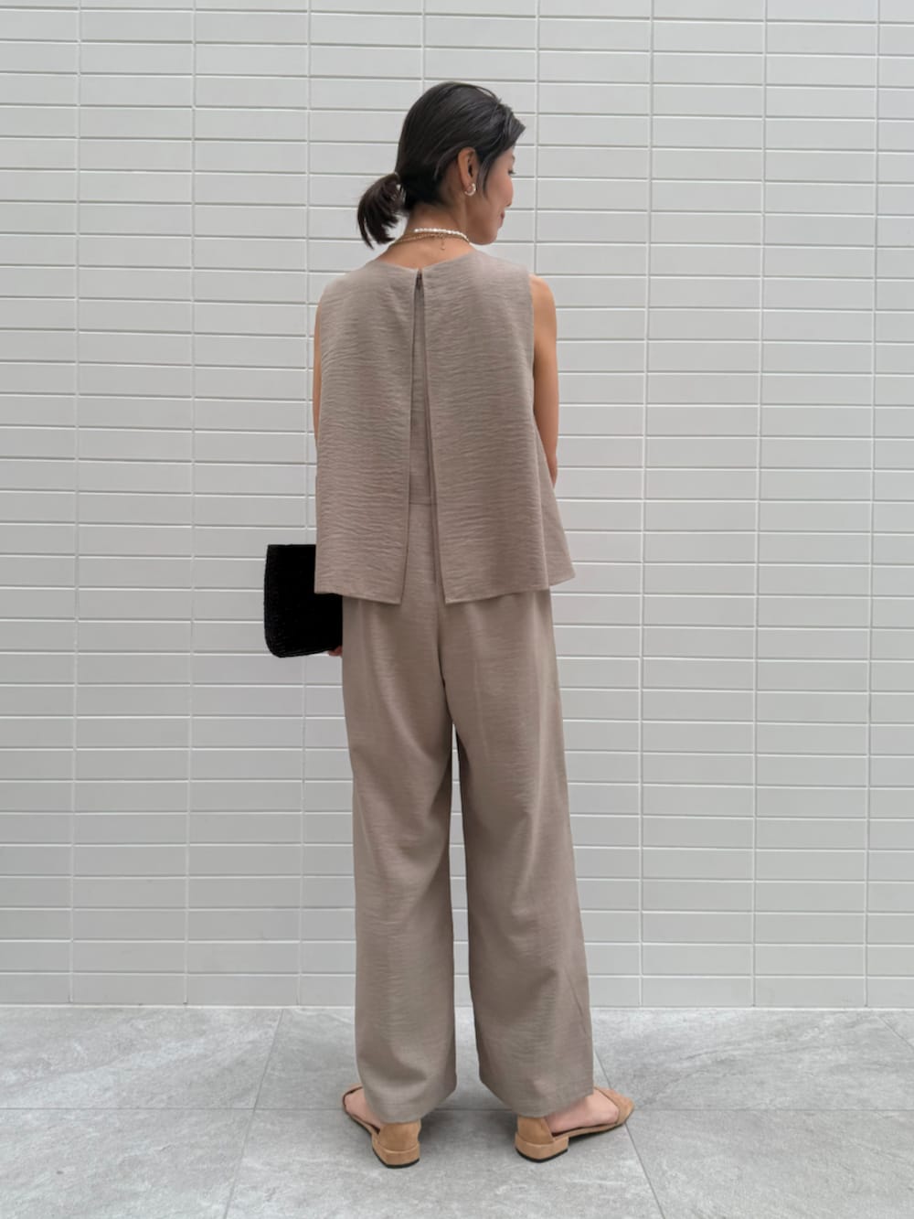ブラウン系のつなぎ/オールインワンを着用したレディースの春コーディネートの2枚目の写真