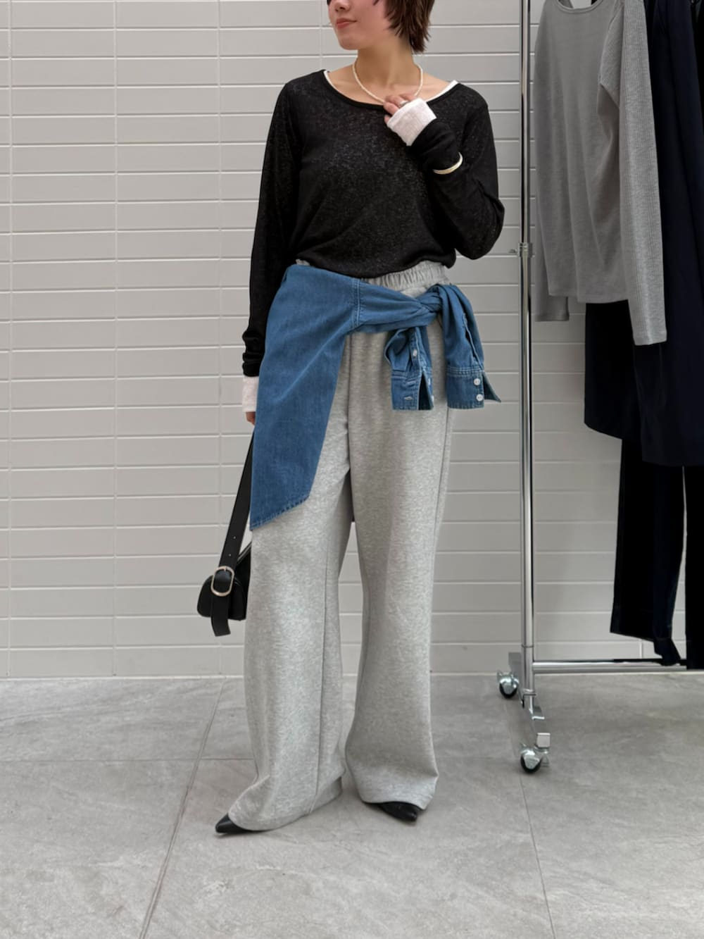 ブルー系のシャツ/ブラウス、グレー系のスウェットパンツ、ブラック系のTシャツ/カットソーを着用したレディースの春コーディネートの2枚目の写真