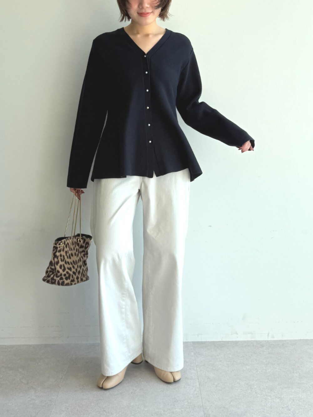 ベージュ系のその他パンツ、ブルー系のカーディガン/ボレロを着用したレディースの秋コーディネートの2枚目の写真