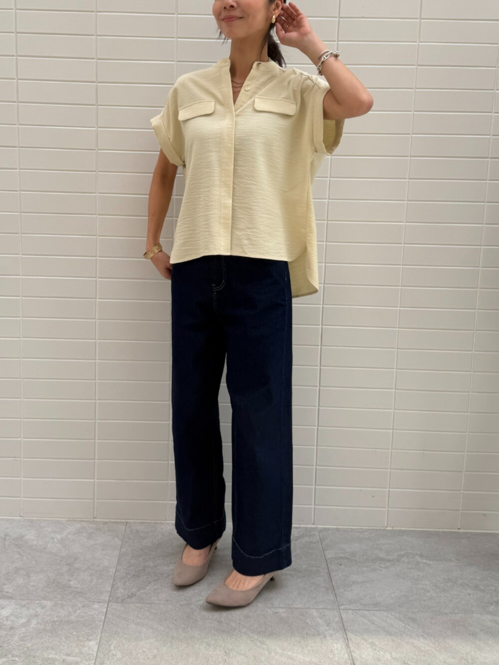 ブルー系のデニムパンツ、イエロー系のシャツ/ブラウスを着用したレディースの春コーディネートの2枚目の写真