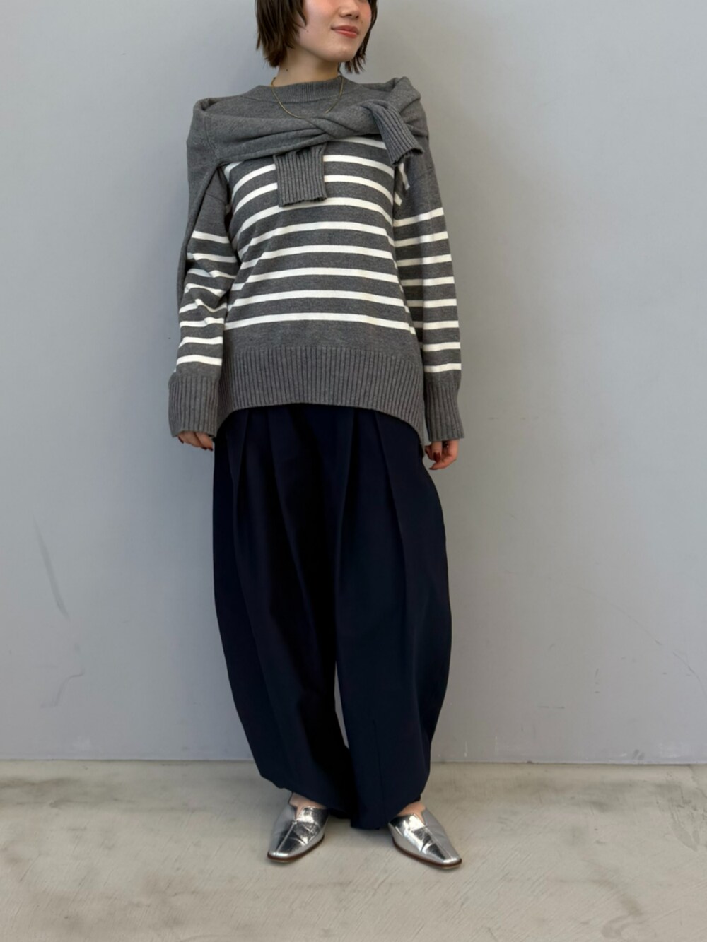 ブルー系のその他パンツ、グレー系のニット/セーター、グレー系のニット/セーターを着用したレディースの冬コーディネートの2枚目の写真