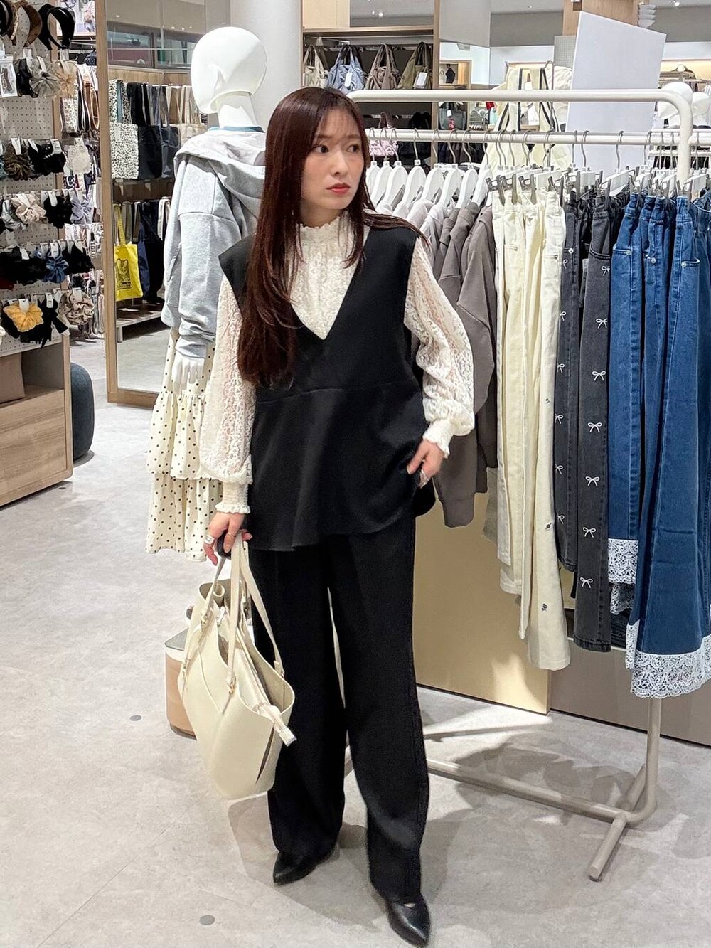 ベージュ系のトートバッグ、グレー系のサロペット/オーバーオール、グレー系のテーラードジャケットを着用したレディースの冬コーディネートの5枚目の写真