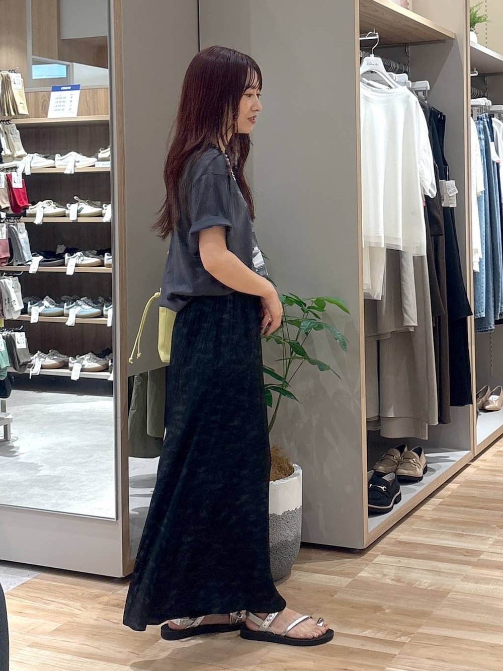 「低身長、ワントーン、カジュアル、GLOBAL WORK、低身長_GLOBALWORK、150~155cm_GLOBALWORK、Tシャツ、ワイドパンツ」|「GLOBAL WORKのさらさらリラックスフレアワイドパンツ/147675(その他パンツ、ブラック系)」を使った、cossyさん(レディース・155cm)の夏コーディネートの4枚目の写真