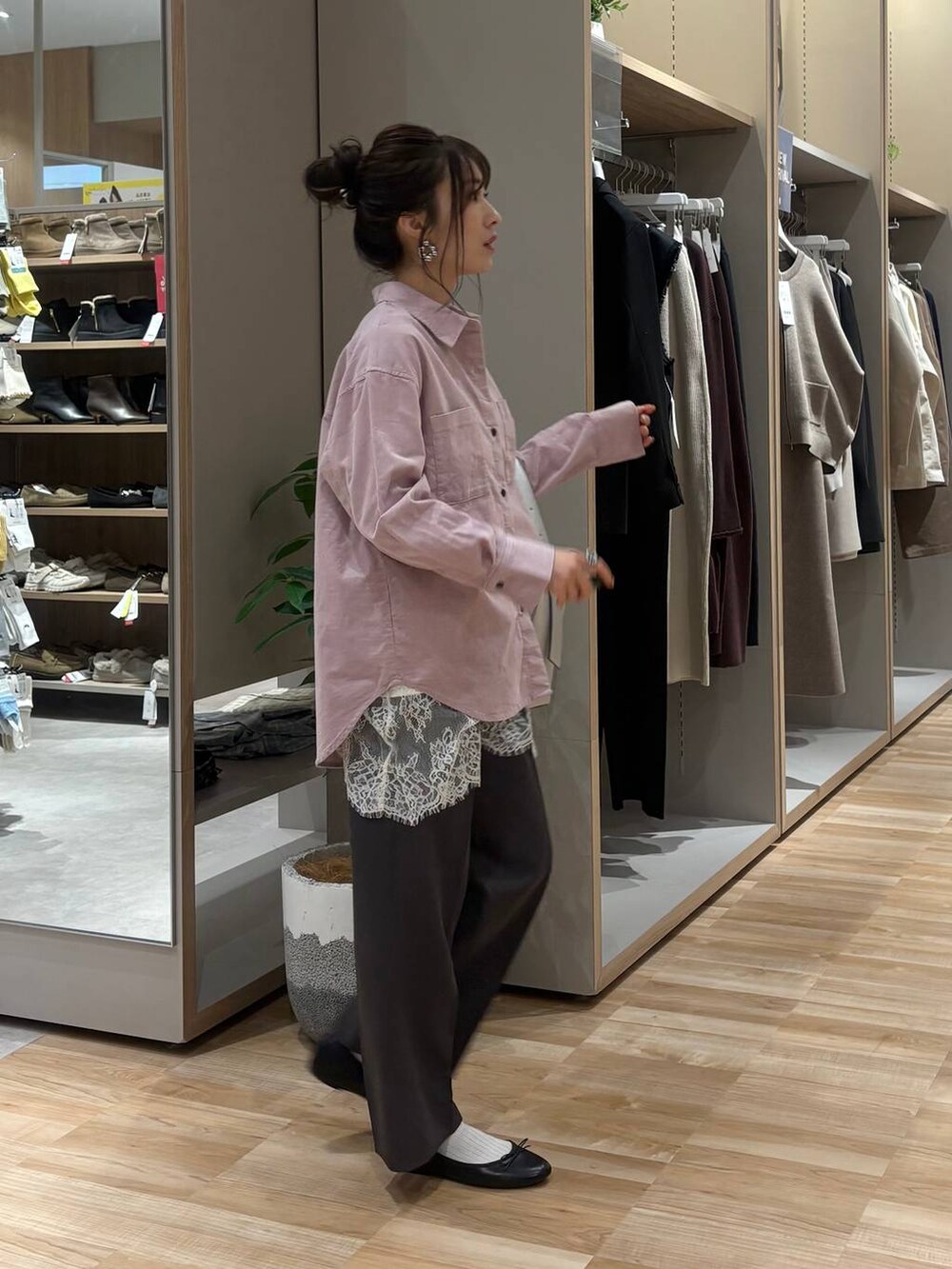 ブラック系のバレエシューズ、シルバー系のショルダーバッグ、グレー系のセットアップを着用したレディースの冬コーディネートの4枚目の写真