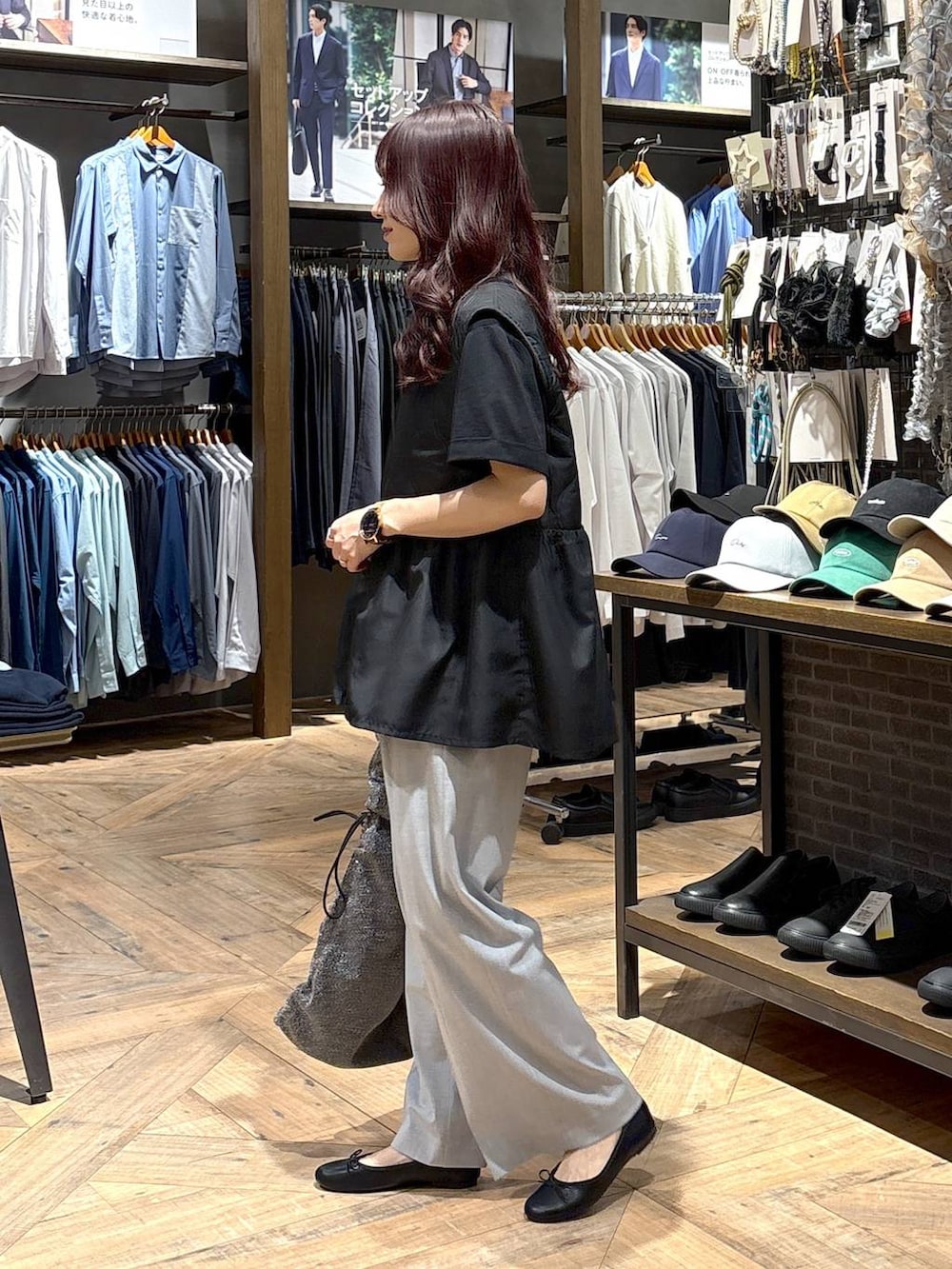 「カジュアル、低身長、ワントーン、GLOBAL WORK、低身長_GLOBALWORK、150～155cm_GLOBALWORK、EiiS_GLOBAL WORK、Tシャツ、ママコーデ、ワイドパンツ」｜「GLOBAL WORKのラメシャーリング3WAYショルダー/120753（ショルダーバッグ、シルバー系）」を使った、cossyさん（レディース・155cm）の春コーディネートの2枚目の写真