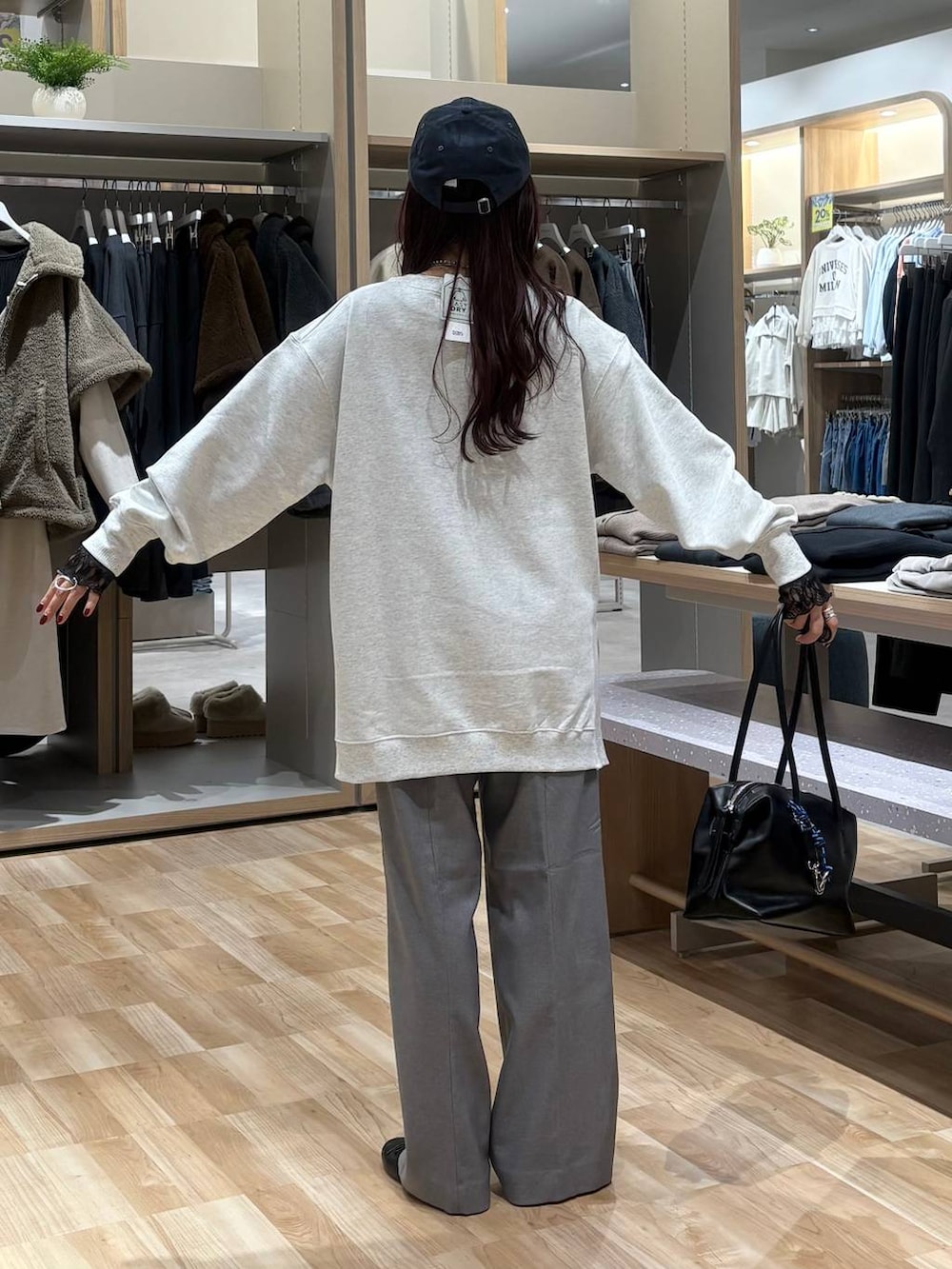 ブラック系のボストンバッグ、グレー系のその他パンツ、ブラック系のTシャツ/カットソーを着用したレディースの秋コーディネートの3枚目の写真