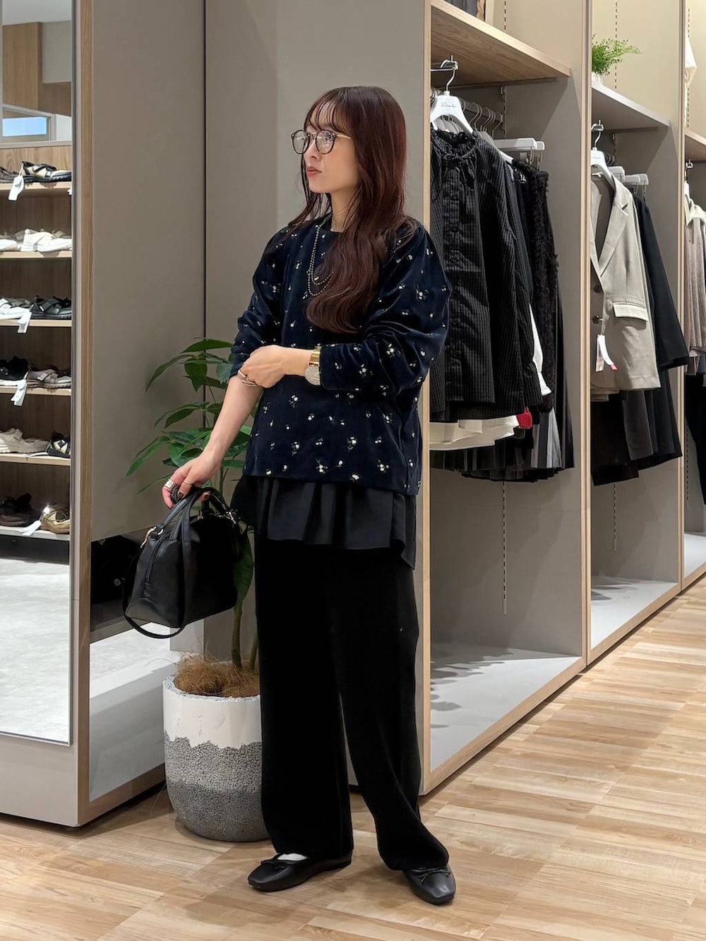 ブラック系のショルダーバッグ、ブラック系のTシャツ/カットソー、ブラック系のネックレスを着用したレディースの秋コーディネートの5枚目の写真