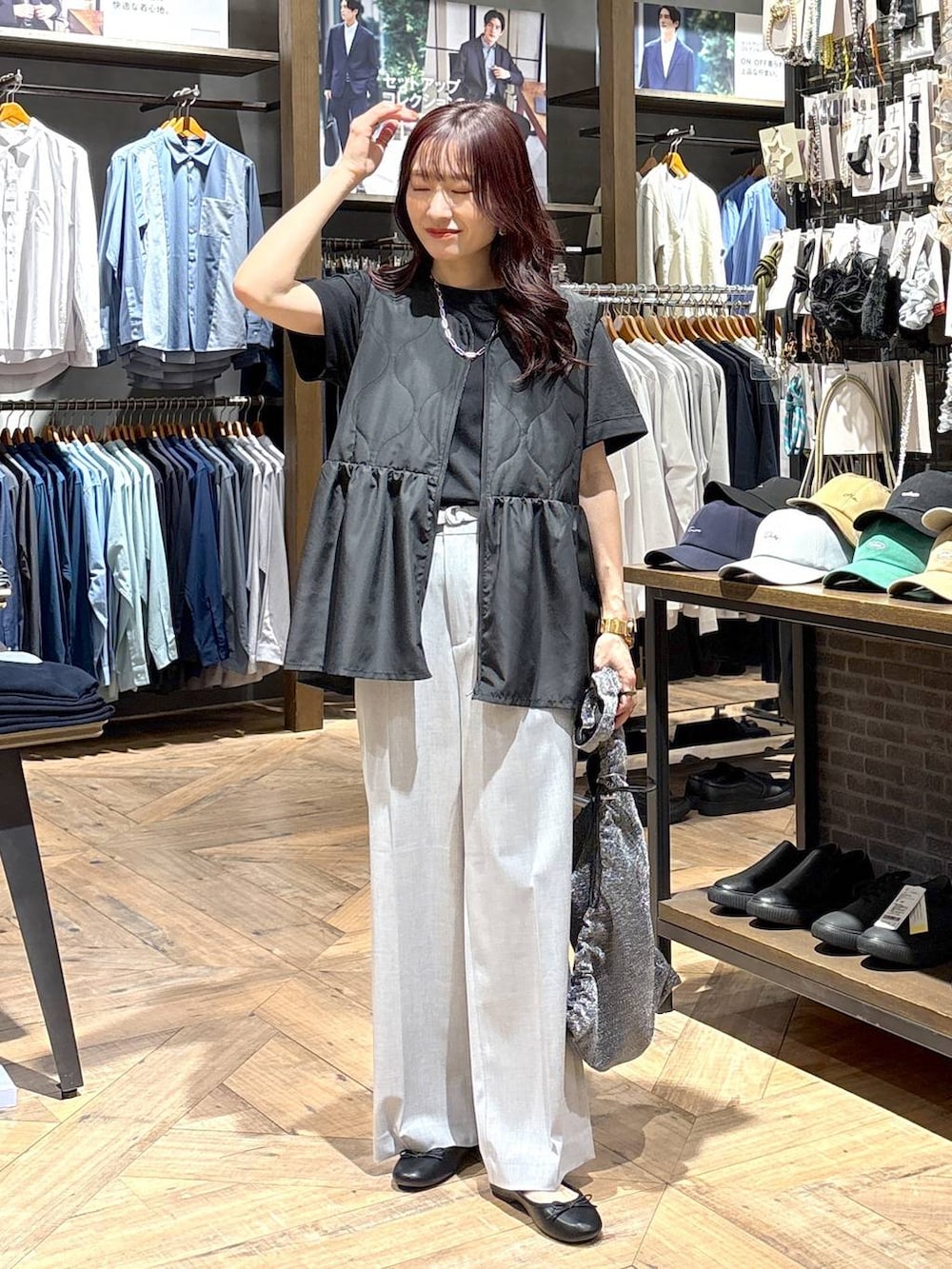 「カジュアル、低身長、ワントーン、GLOBAL WORK、低身長_GLOBALWORK、150～155cm_GLOBALWORK、EiiS_GLOBAL WORK、Tシャツ、ママコーデ、ワイドパンツ」｜「GLOBAL WORKのラメシャーリング3WAYショルダー/120753（ショルダーバッグ、シルバー系）」を使った、cossyさん（レディース・155cm）の春コーディネートの5枚目の写真