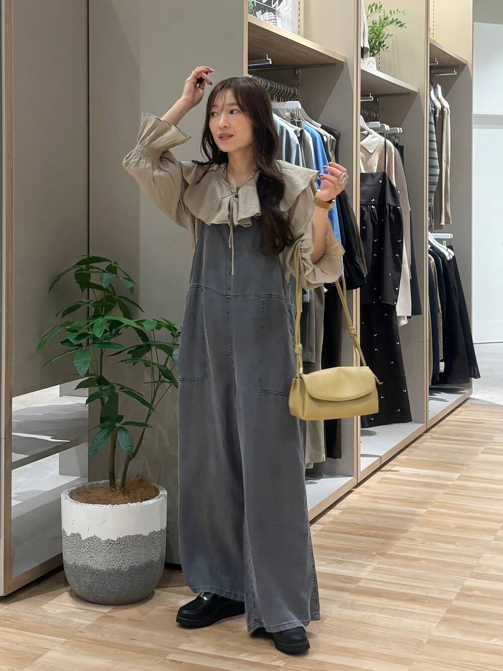 ブラック系のローファー、ベージュ系のショルダーバッグ、ブラック系のサロペット/オーバーオールを着用したレディースの春コーディネートの6枚目の写真