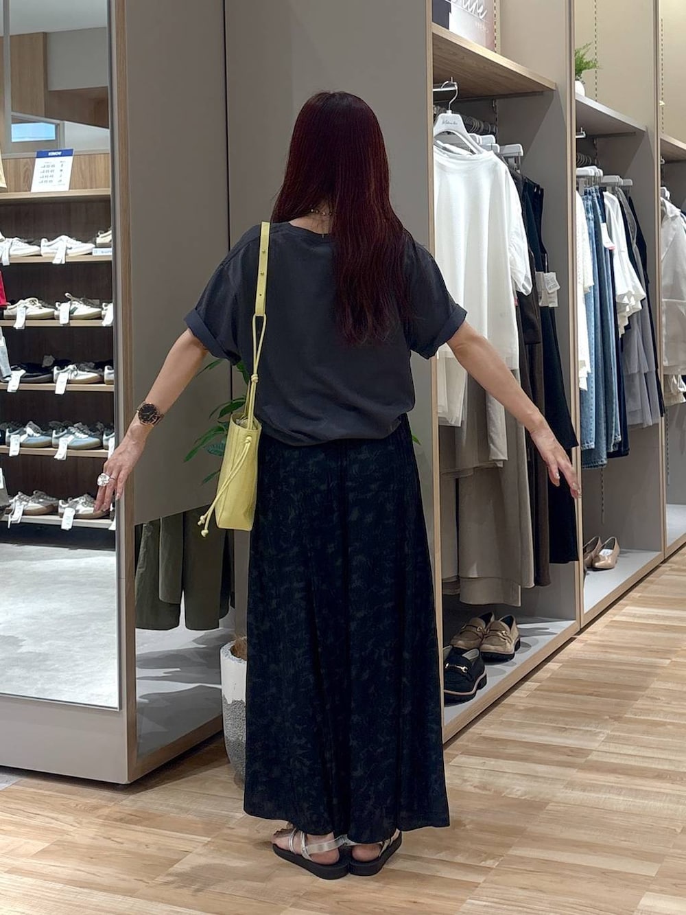 「低身長、ワントーン、カジュアル、GLOBAL WORK、低身長_GLOBALWORK、150~155cm_GLOBALWORK、Tシャツ、ワイドパンツ」|「GLOBAL WORKのさらさらリラックスフレアワイドパンツ/147675(その他パンツ、ブラック系)」を使った、cossyさん(レディース・155cm)の夏コーディネートの3枚目の写真