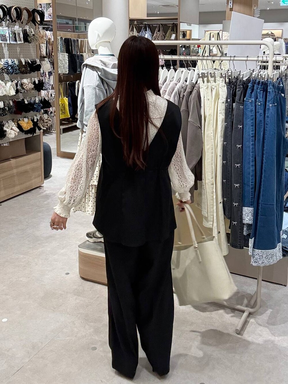 ベージュ系のトートバッグ、グレー系のサロペット/オーバーオール、グレー系のテーラードジャケットを着用したレディースの冬コーディネートの6枚目の写真