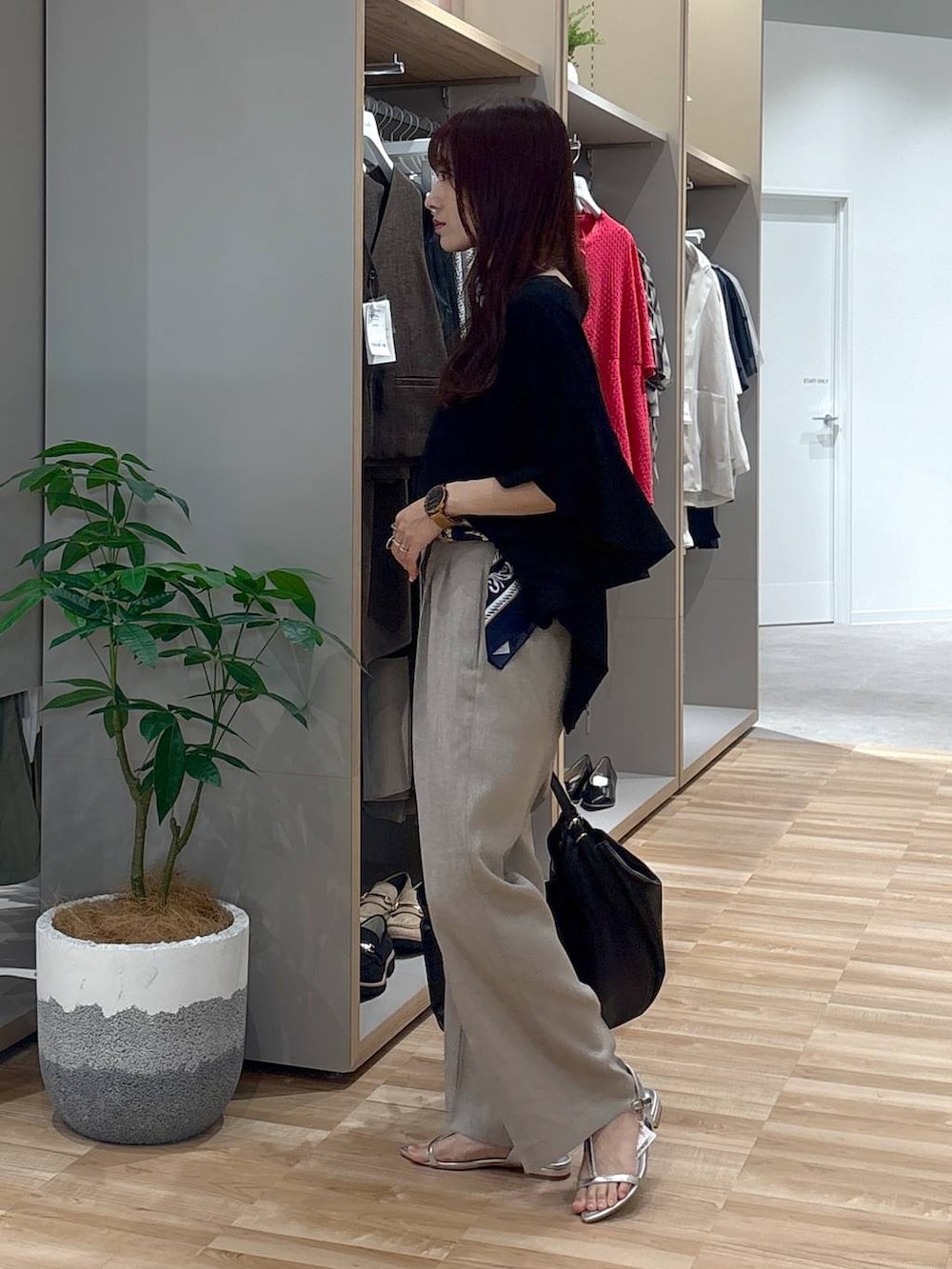 「低身長、ワントーン、カジュアル、GLOBAL WORK、低身長_GLOBALWORK、150~155cm_GLOBALWORK、体型カバー、ママコーデ、ベーシック/シンプル、ワイドパンツ」|「GLOBAL WORKの大判プリントスカーフ/253071(バンダナ/スカーフ、ブルー系)」を使った、cossyさん(レディース・155cm)の夏コーディネートの2枚目の写真