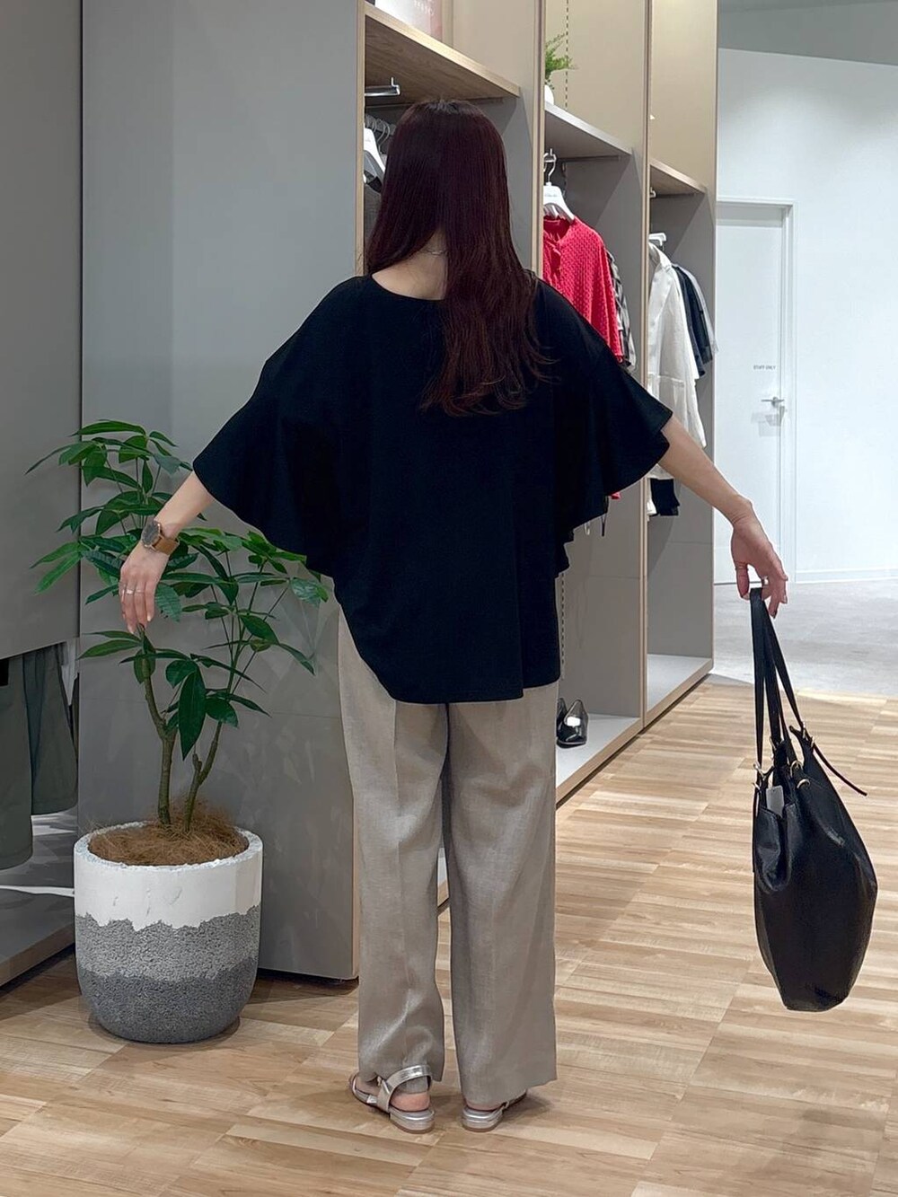 「低身長、ワントーン、カジュアル、GLOBAL WORK、低身長_GLOBALWORK、150~155cm_GLOBALWORK、体型カバー、ママコーデ、ベーシック/シンプル、ワイドパンツ」|「GLOBAL WORKの大判プリントスカーフ/253071(バンダナ/スカーフ、ブルー系)」を使った、cossyさん(レディース・155cm)の夏コーディネートの3枚目の写真