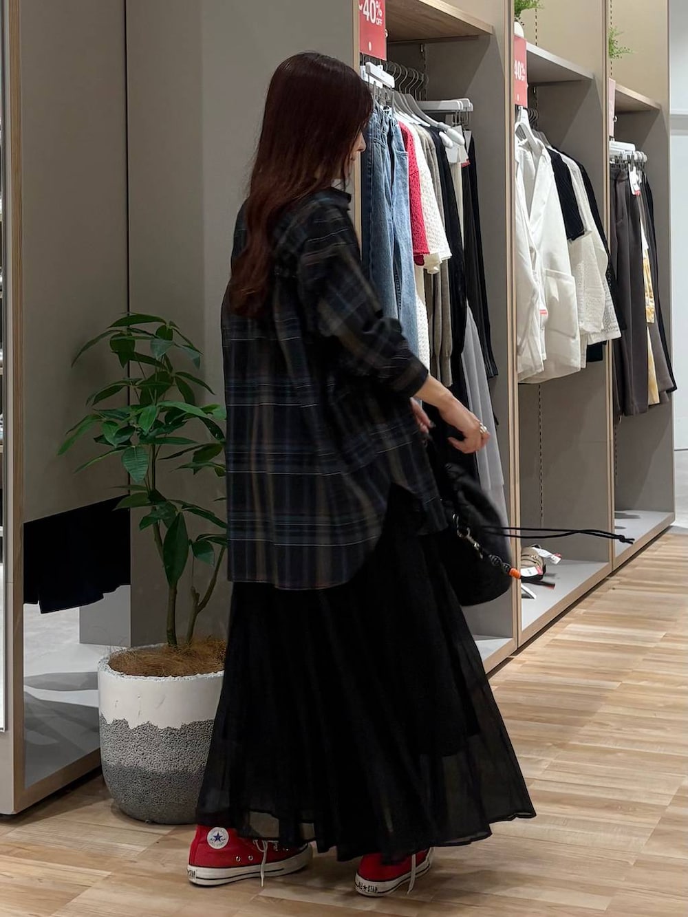「低身長、ワントーン、カジュアル、GLOBAL WORK、低身長_GLOBALWORK、スカート」｜「WINGのWingコラボ/Fffit エフィット/カップ付きキャミ/291149（キャミソール、ブラック系）」を使った、cossyさん（レディース・155cm）の夏コーディネートの4枚目の写真