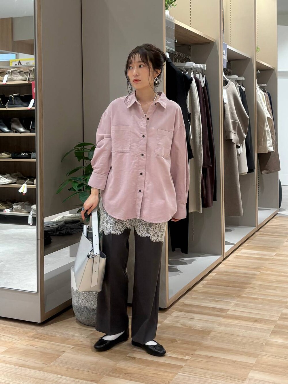 ブラック系のバレエシューズ、シルバー系のショルダーバッグ、グレー系のセットアップを着用したレディースの冬コーディネートの5枚目の写真