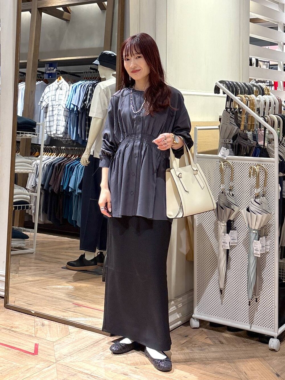 「カジュアル、低身長、ワントーン、GLOBAL WORK、150～155cm_GLOBALWORK、ブラウス、スカート、バッグ」｜「GLOBAL WORKのらくっション撥水バレエ/135873（バレエシューズ、ブラック系）」を使った、cossyさん（レディース・155cm）の春コーディネートの5枚目の写真