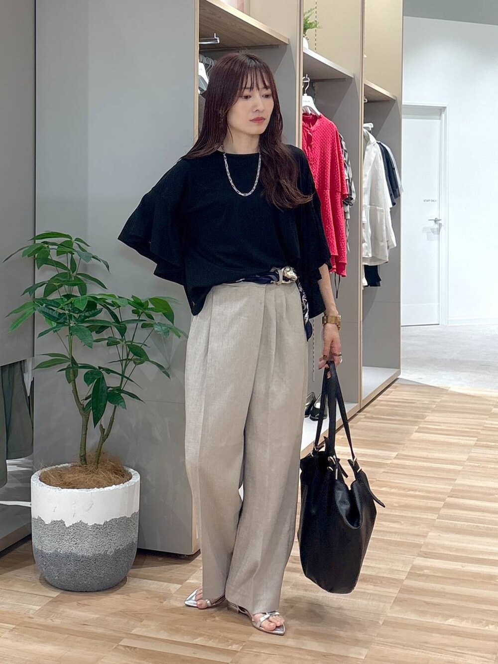 「低身長、ワントーン、カジュアル、GLOBAL WORK、低身長_GLOBALWORK、150~155cm_GLOBALWORK、体型カバー、ママコーデ、ベーシック/シンプル、ワイドパンツ」|「GLOBAL WORKの大判プリントスカーフ/253071(バンダナ/スカーフ、ブルー系)」を使った、cossyさん(レディース・155cm)の夏コーディネートの5枚目の写真