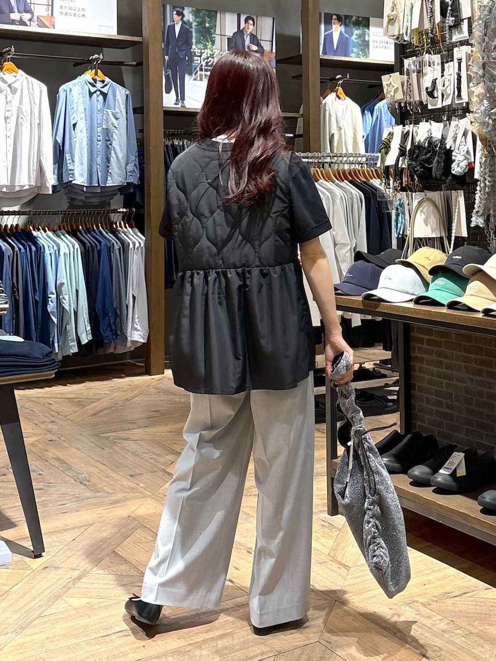 「カジュアル、低身長、ワントーン、GLOBAL WORK、低身長_GLOBALWORK、150～155cm_GLOBALWORK、EiiS_GLOBAL WORK、Tシャツ、ママコーデ、ワイドパンツ」｜「GLOBAL WORKのラメシャーリング3WAYショルダー/120753（ショルダーバッグ、シルバー系）」を使った、cossyさん（レディース・155cm）の春コーディネートの3枚目の写真