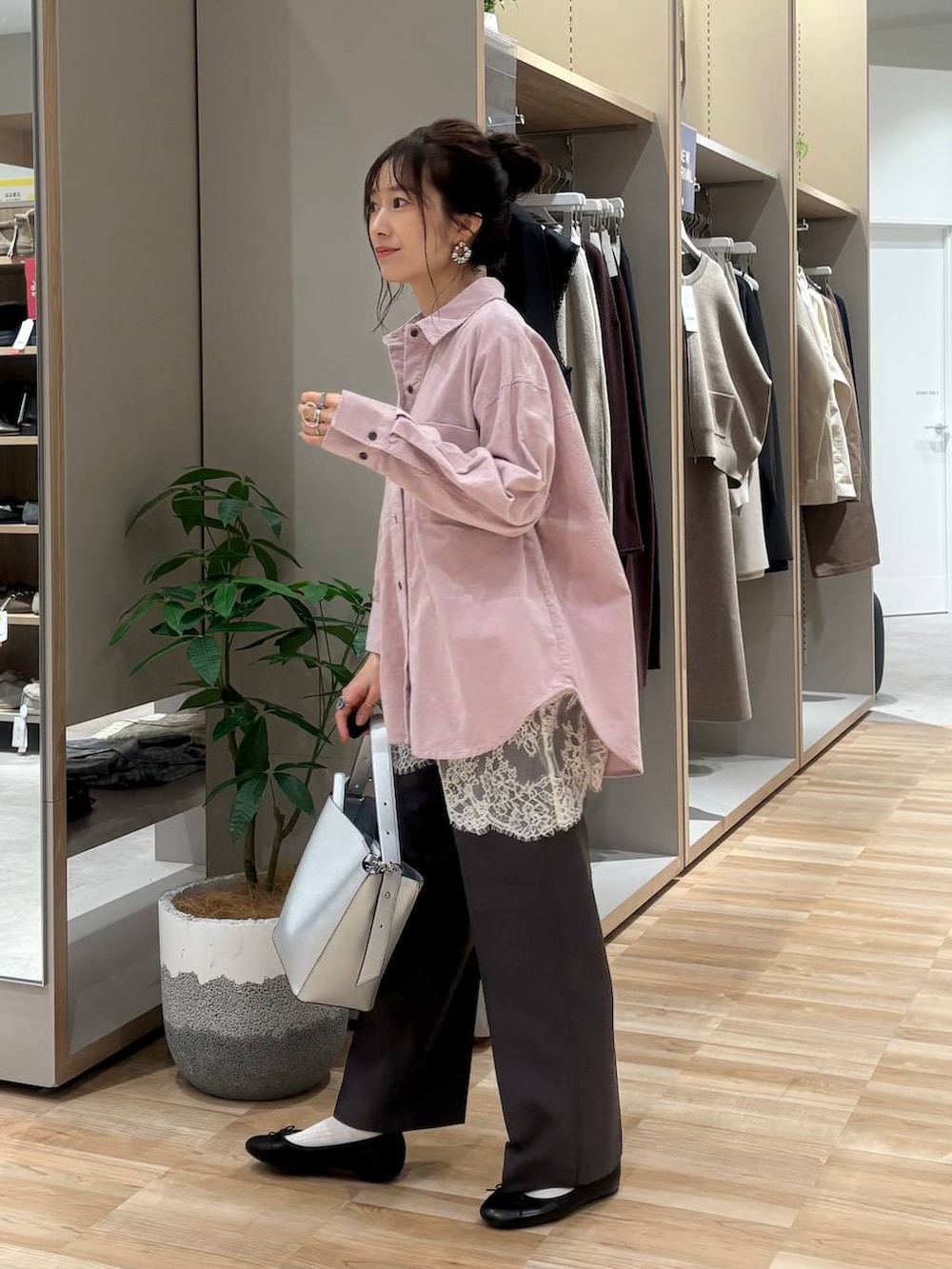 ブラック系のバレエシューズ、シルバー系のショルダーバッグ、グレー系のセットアップを着用したレディースの冬コーディネートの2枚目の写真