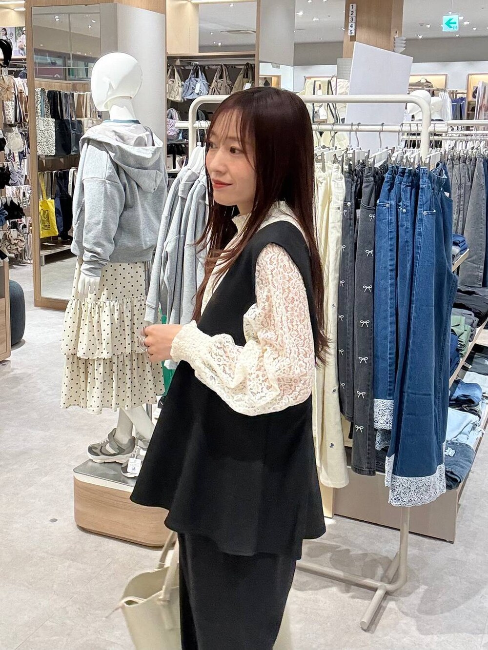 ベージュ系のトートバッグ、グレー系のサロペット/オーバーオール、グレー系のテーラードジャケットを着用したレディースの冬コーディネートの7枚目の写真