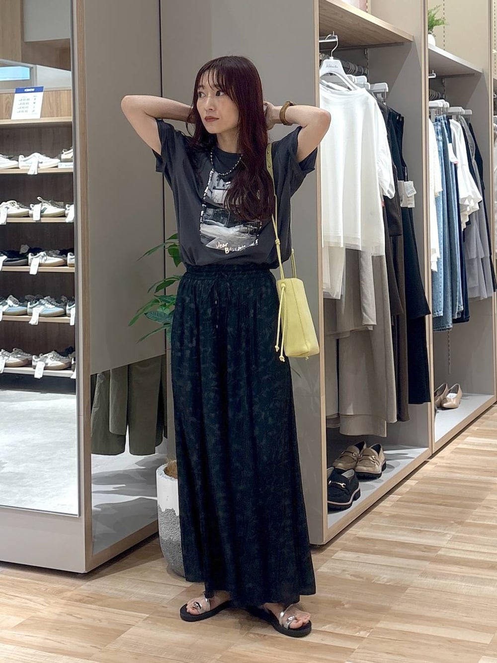 「低身長、ワントーン、カジュアル、GLOBAL WORK、低身長_GLOBALWORK、150~155cm_GLOBALWORK、Tシャツ、ワイドパンツ」|「GLOBAL WORKのさらさらリラックスフレアワイドパンツ/147675(その他パンツ、ブラック系)」を使った、cossyさん(レディース・155cm)の夏コーディネートの5枚目の写真