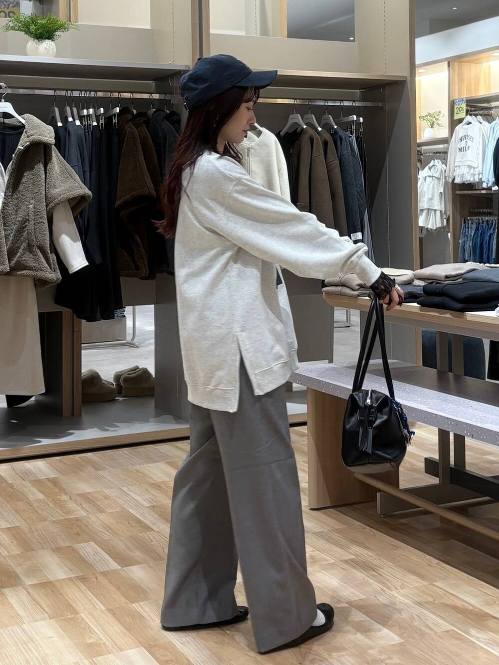 ブラック系のボストンバッグ、グレー系のその他パンツ、ブラック系のTシャツ/カットソーを着用したレディースの秋コーディネートの4枚目の写真