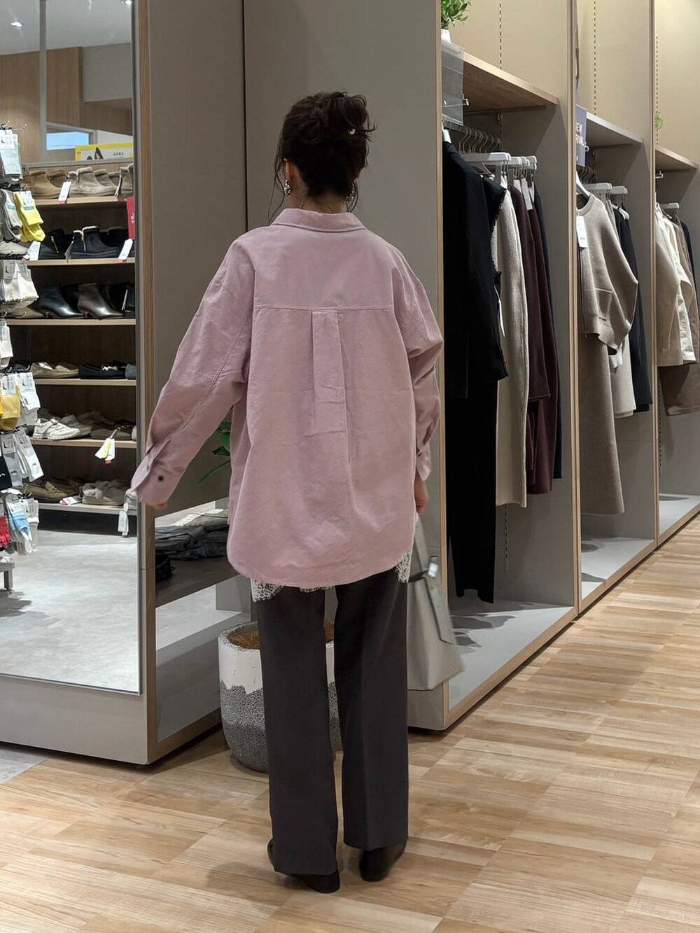 ブラック系のバレエシューズ、シルバー系のショルダーバッグ、グレー系のセットアップを着用したレディースの冬コーディネートの3枚目の写真