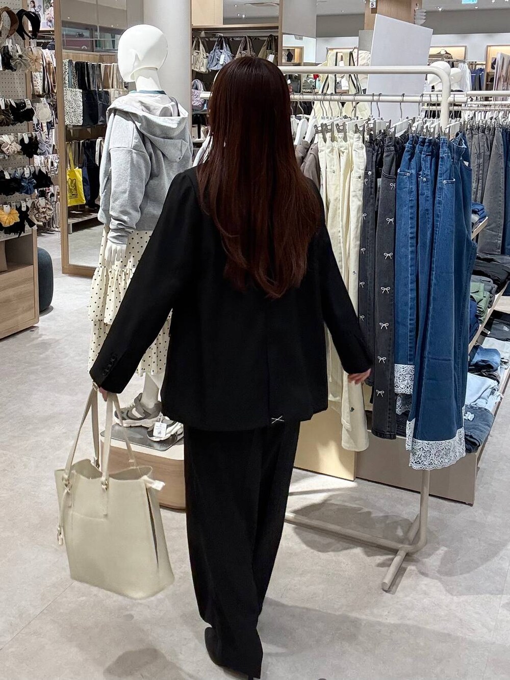 ベージュ系のトートバッグ、グレー系のサロペット/オーバーオール、グレー系のテーラードジャケットを着用したレディースの冬コーディネートの3枚目の写真