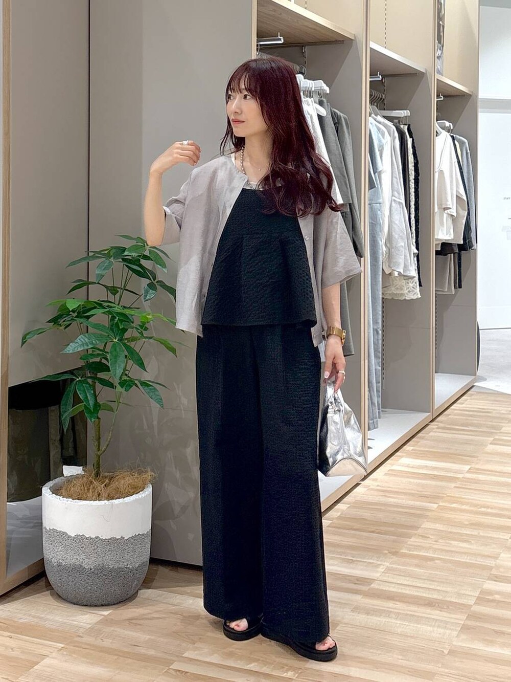 「低身長、ワントーン、カジュアル、GLOBAL WORK、低身長_GLOBALWORK、150～155cm_GLOBALWORK、EiiS_GLOBAL WORK、セットアップ、体型カバー」｜「GLOBAL WORKのBeauteeスクエアタンク/289845（タンクトップ、ホワイト系）」を使った、cossyさん（レディース・155cm）の春コーディネートの2枚目の写真