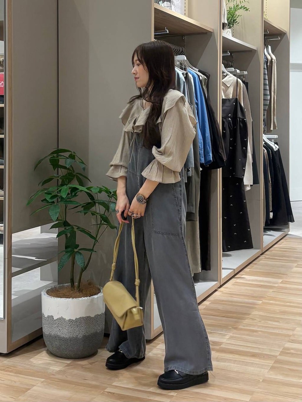 ブラック系のローファー、ベージュ系のショルダーバッグ、ブラック系のサロペット/オーバーオールを着用したレディースの春コーディネートの3枚目の写真