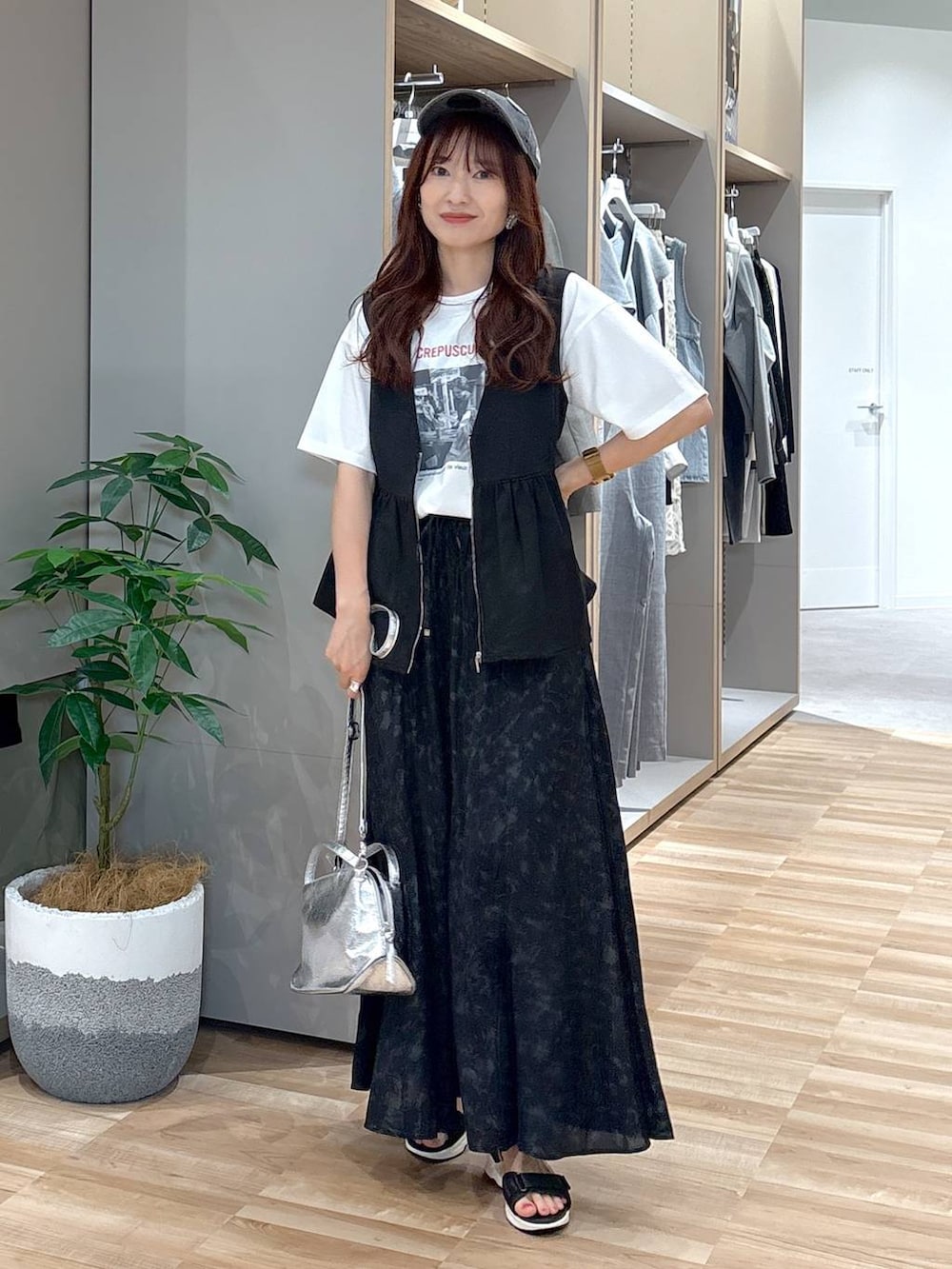 「低身長、ワントーン、さらさらリラックス_GLOBAL WORK、ワイドパンツ、カジュアル、GLOBAL WORK、低身長_GLOBALWORK、150~155cm_GLOBALWORK、Tシャツ、ママコーデ」|「GLOBAL WORKのスペ軽お財布ショルダー/132336(ショルダーバッグ、シルバー系)」を使った、cossyさん(レディース・155cm)の春コーディネートの5枚目の写真