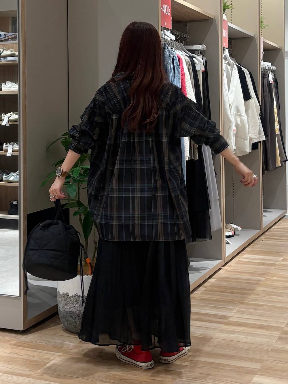 「低身長、ワントーン、カジュアル、GLOBAL WORK、低身長_GLOBALWORK、スカート」｜「WINGのWingコラボ/Fffit エフィット/カップ付きキャミ/291149（キャミソール、ブラック系）」を使った、cossyさん（レディース・155cm）の夏コーディネートの3枚目の写真