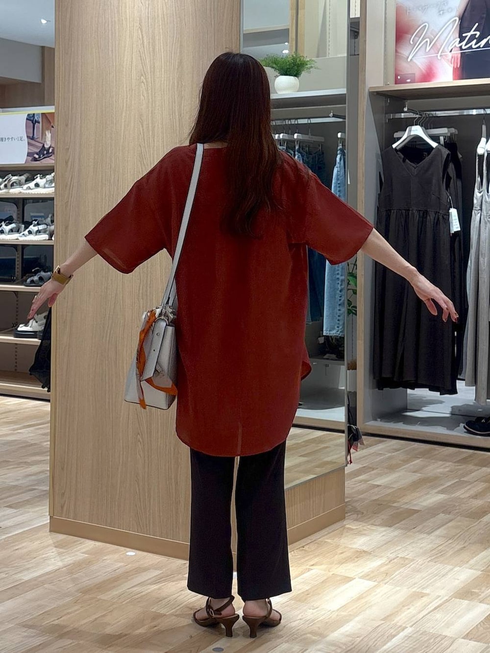 「楽ちんコーデ、シャツ、GLOBAL WORK、低身長_GLOBALWORK、150～155cm_GLOBALWORK、ママコーデ、ベーシック/シンプル、低身長、ワントーン、カジュアル」｜「GLOBAL WORKのスペ軽5WAYショルダー/253022（ショルダーバッグ、シルバー系）」を使った、cossyさん（レディース・155cm）の夏コーディネートの3枚目の写真