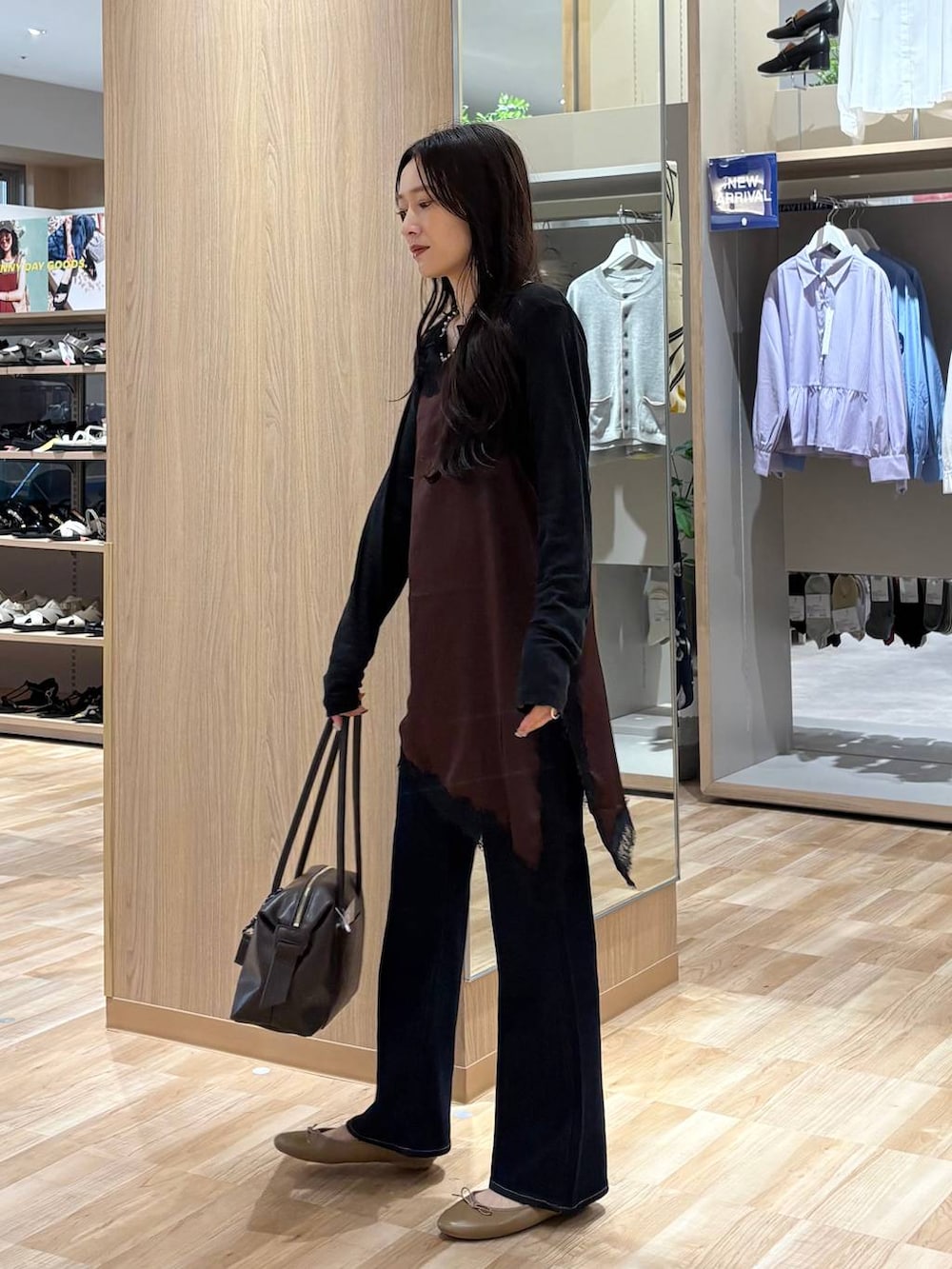 ブラック系のTシャツ/カットソー、ブラウン系のキャミソール、ブラウン系のバレエシューズを着用したレディースの秋コーディネートの2枚目の写真