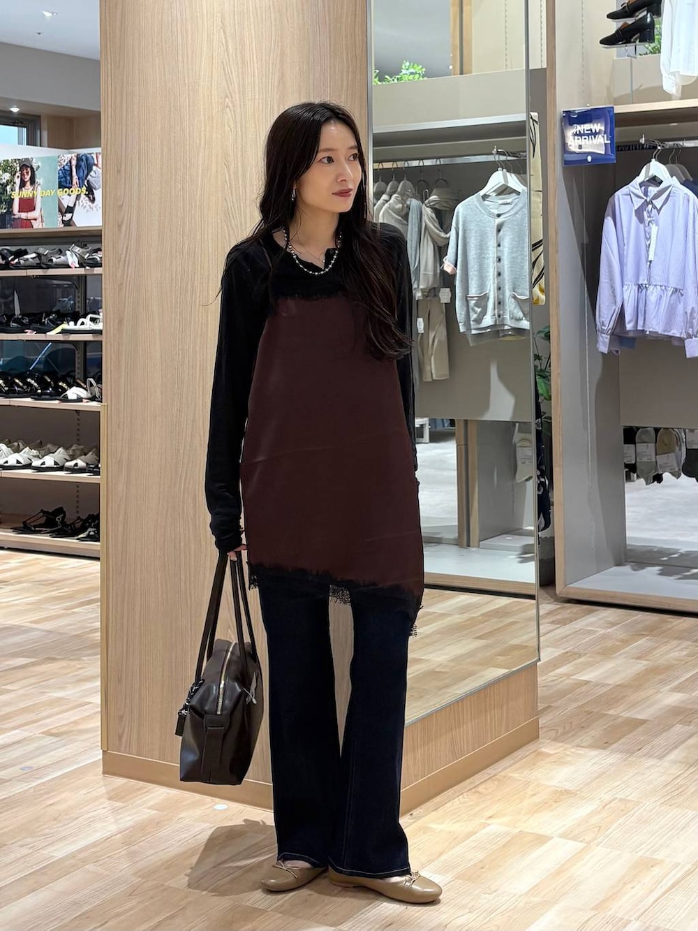 ブラック系のTシャツ/カットソー、ブラウン系のキャミソール、ブラウン系のバレエシューズを着用したレディースの秋コーディネートの5枚目の写真