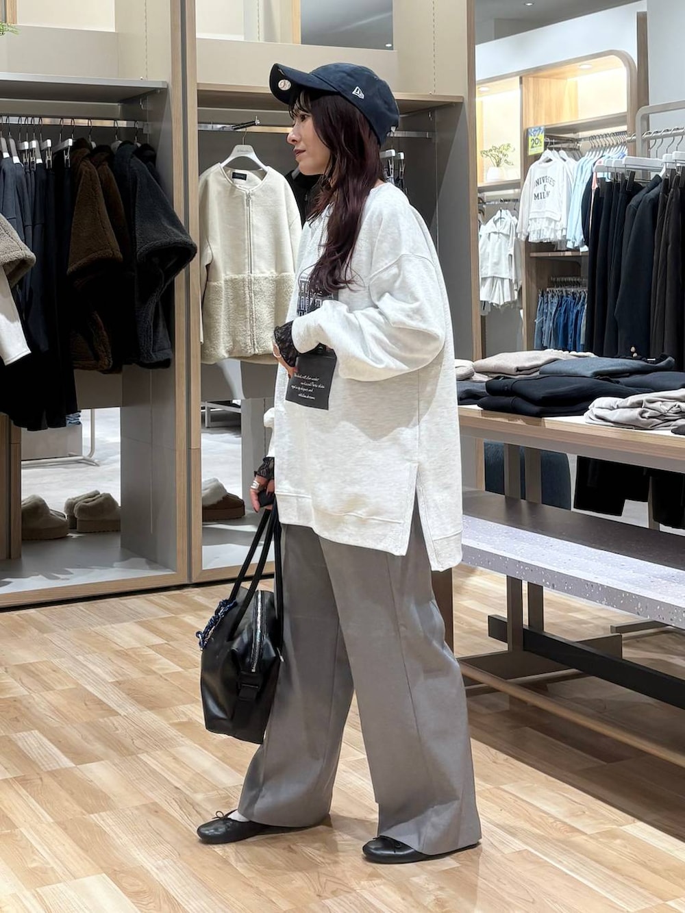 ブラック系のボストンバッグ、グレー系のその他パンツ、ブラック系のTシャツ/カットソーを着用したレディースの秋コーディネートの2枚目の写真