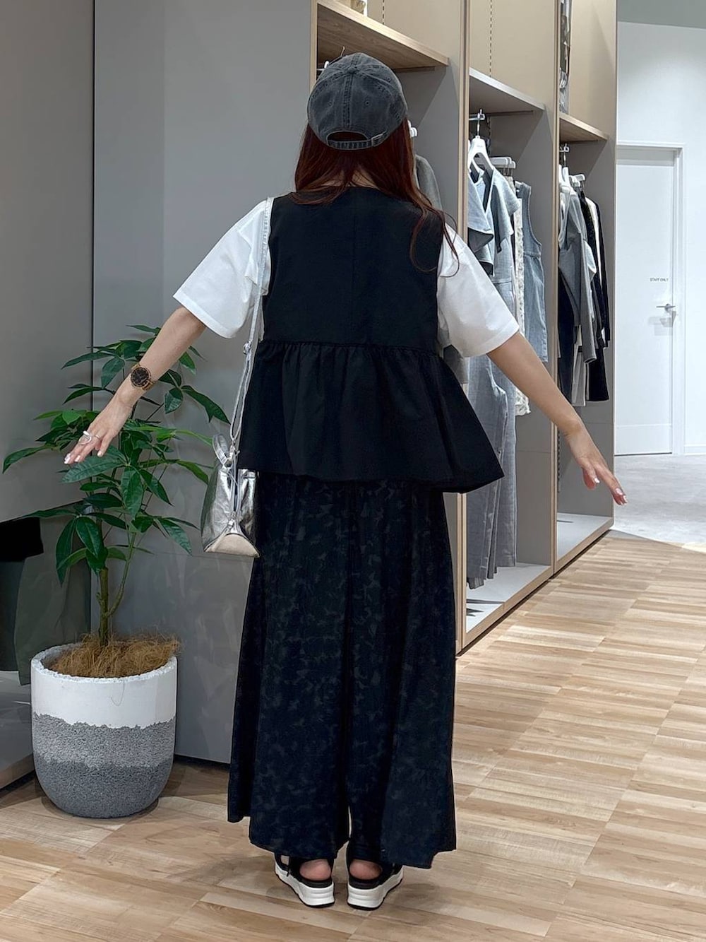 「低身長、ワントーン、さらさらリラックス_GLOBAL WORK、ワイドパンツ、カジュアル、GLOBAL WORK、低身長_GLOBALWORK、150~155cm_GLOBALWORK、Tシャツ、ママコーデ」|「GLOBAL WORKのスペ軽お財布ショルダー/132336(ショルダーバッグ、シルバー系)」を使った、cossyさん(レディース・155cm)の春コーディネートの3枚目の写真