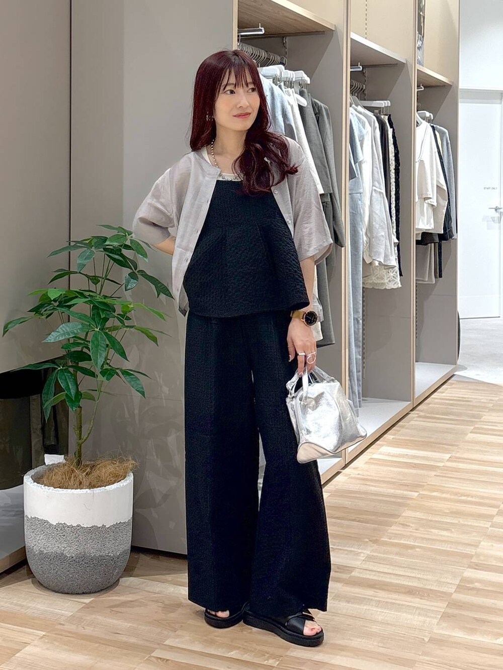 「低身長、ワントーン、カジュアル、GLOBAL WORK、低身長_GLOBALWORK、150～155cm_GLOBALWORK、EiiS_GLOBAL WORK、セットアップ、体型カバー」｜「GLOBAL WORKのBeauteeスクエアタンク/289845（タンクトップ、ホワイト系）」を使った、cossyさん（レディース・155cm）の春コーディネートの6枚目の写真
