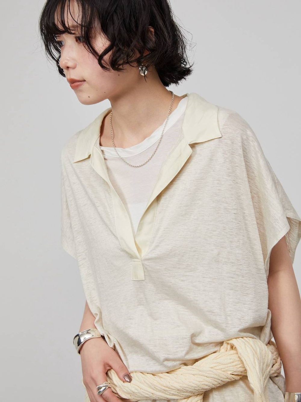 ホワイト系のTシャツ/カットソー、ホワイト系のTシャツ/カットソー、ベージュ系のカーディガン/ボレロを着用したレディースの春コーディネートの6枚目の写真