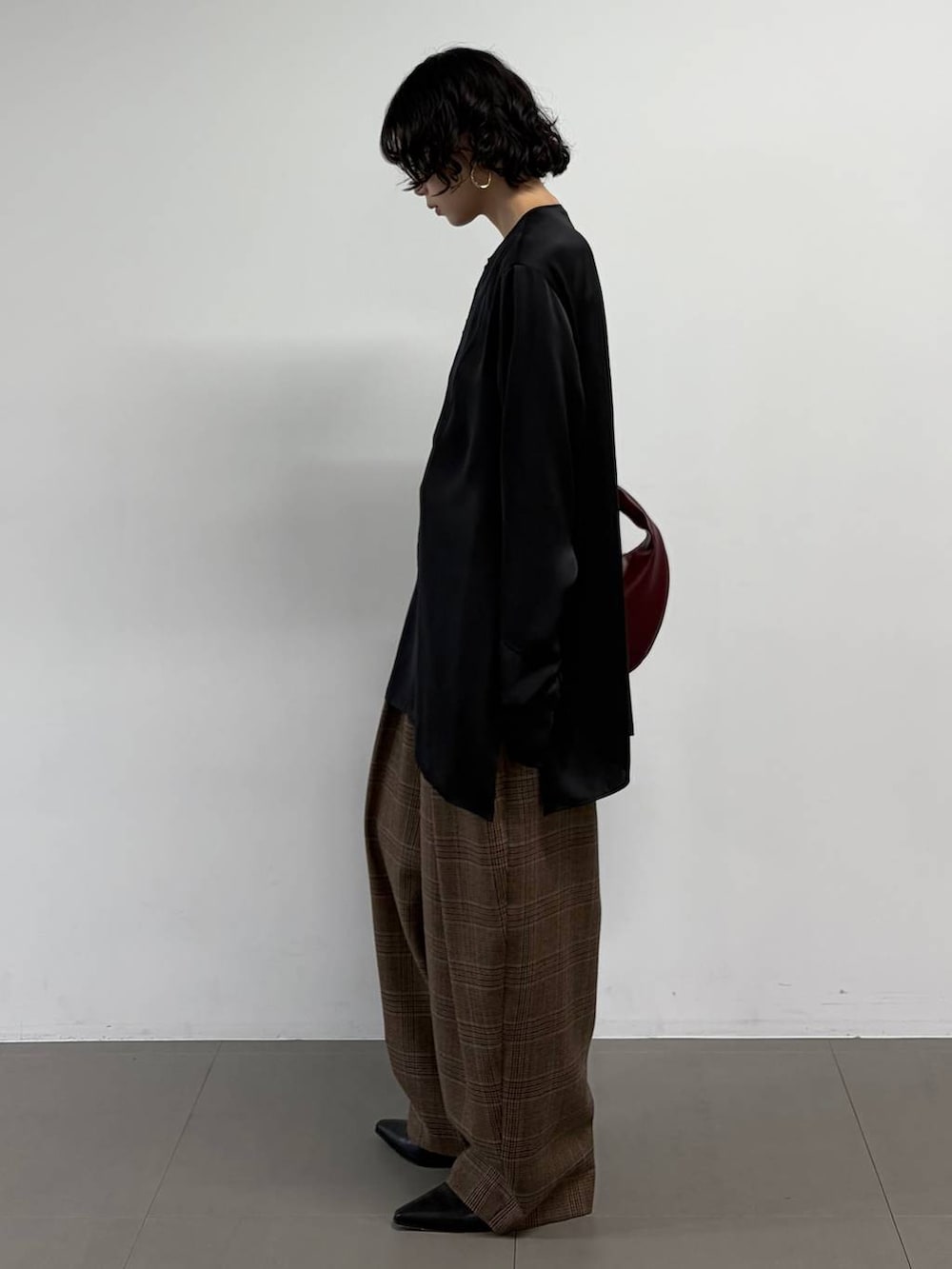 ブラック系のシャツ/ブラウス、ブラウン系のその他パンツ、ゴールド系のピアス(両耳用)を着用したレディースの秋コーディネートの4枚目の写真