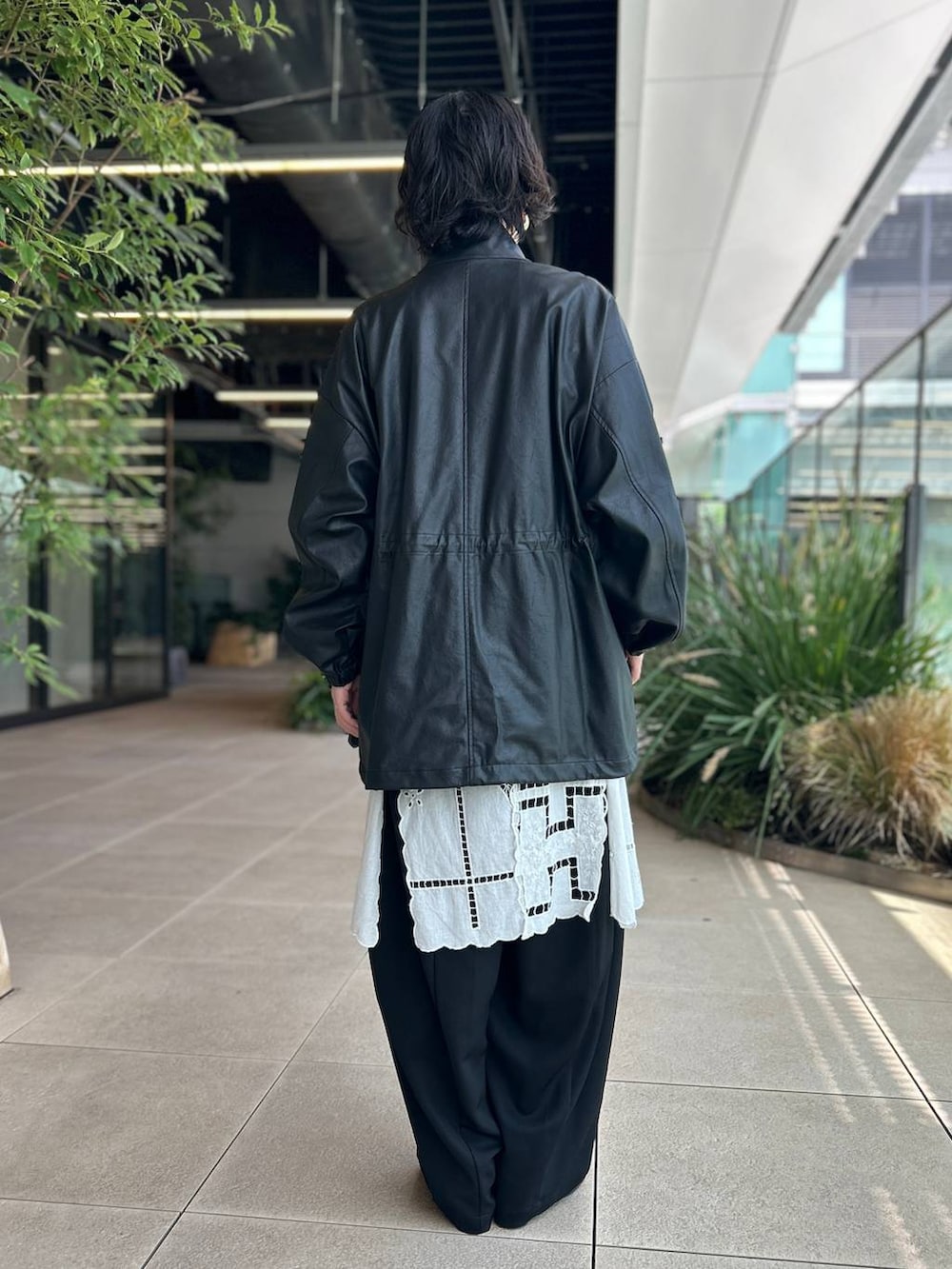 ブラック系のその他パンツ、ホワイト系のシャツ/ブラウス、ブラック系のブルゾンを着用したレディースの夏コーディネートの4枚目の写真