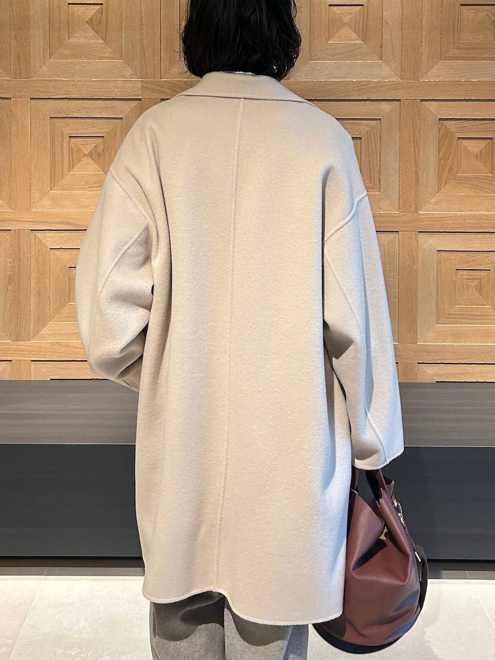 ブラウン系のショルダーバッグ、ベージュ系のその他パンツ、ホワイト系のシャツ/ブラウスを着用したレディースの秋コーディネートの7枚目の写真