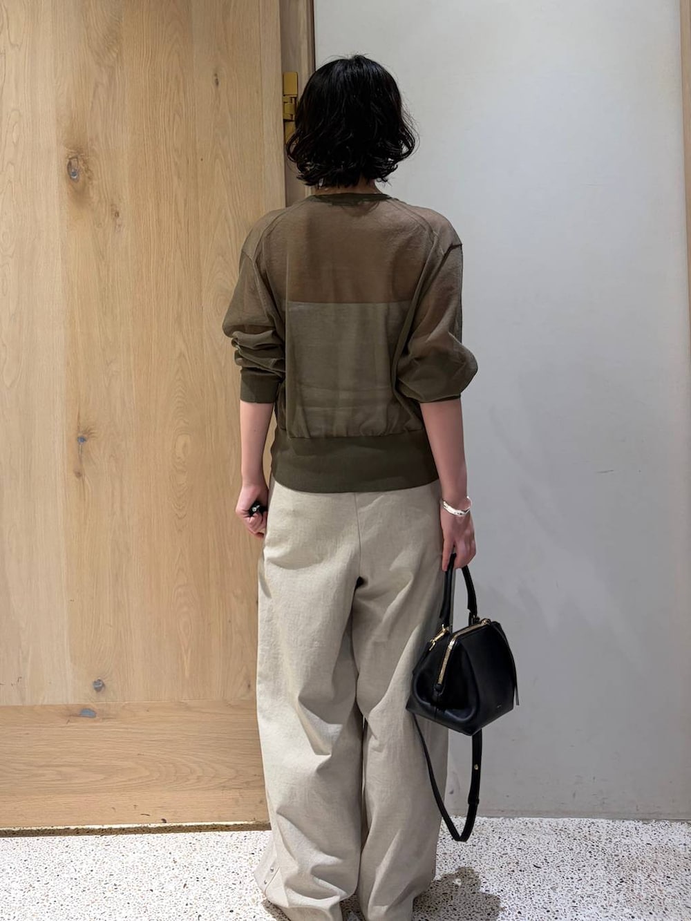 グリーン系のカーディガン/ボレロ、ベージュ系のその他パンツ、シルバー系のバングル/リストバンドを着用したレディースの夏コーディネートの3枚目の写真