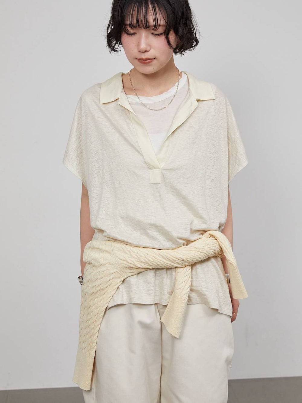 ホワイト系のTシャツ/カットソー、ホワイト系のTシャツ/カットソー、ベージュ系のカーディガン/ボレロを着用したレディースの春コーディネートの4枚目の写真