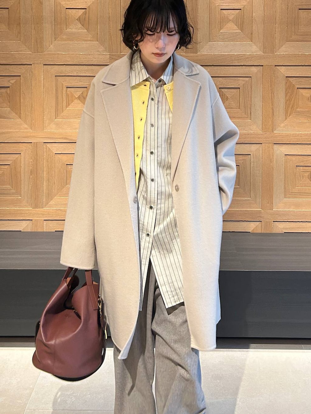 ブラウン系のショルダーバッグ、ベージュ系のその他パンツ、ホワイト系のシャツ/ブラウスを着用したレディースの秋コーディネートの5枚目の写真