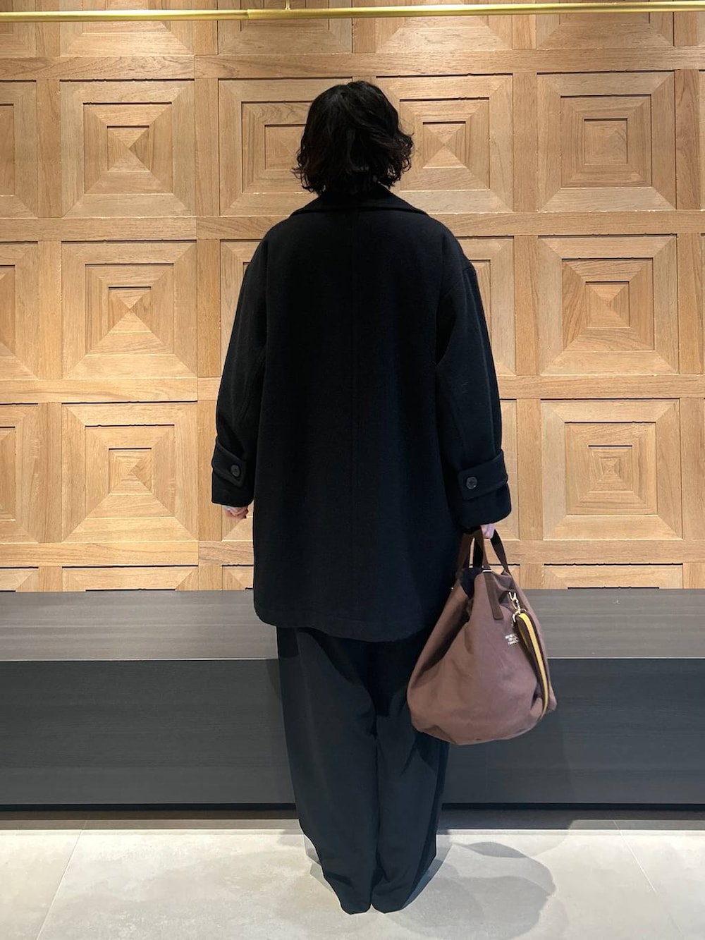 ベージュ系のニット/セーター、ブルー系のシャツ/ブラウス、ブラック系のその他パンツを着用したレディースの秋コーディネートの3枚目の写真