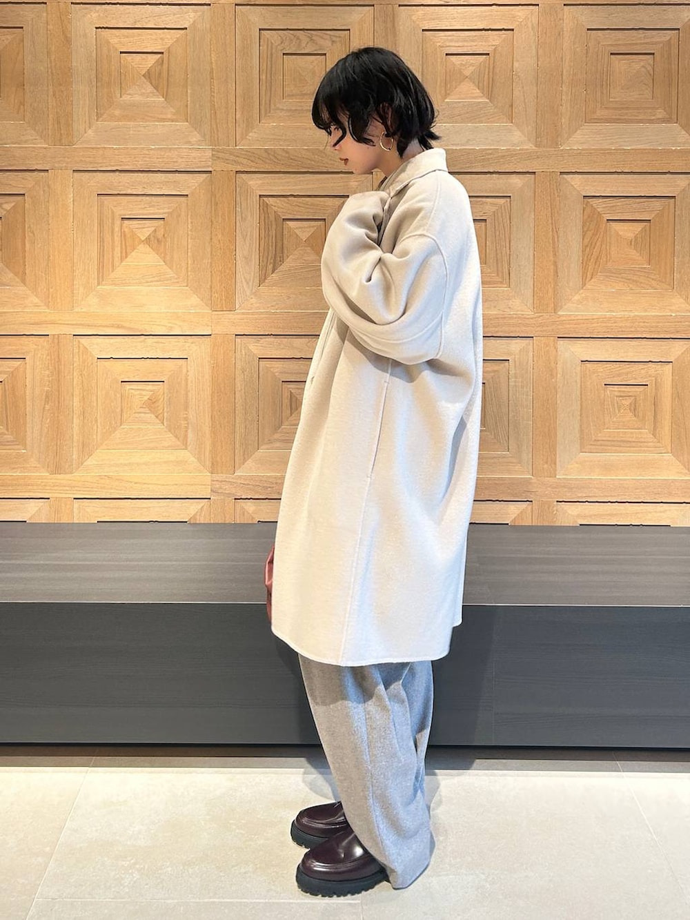 ブラウン系のショルダーバッグ、ベージュ系のその他パンツ、ホワイト系のシャツ/ブラウスを着用したレディースの秋コーディネートの4枚目の写真