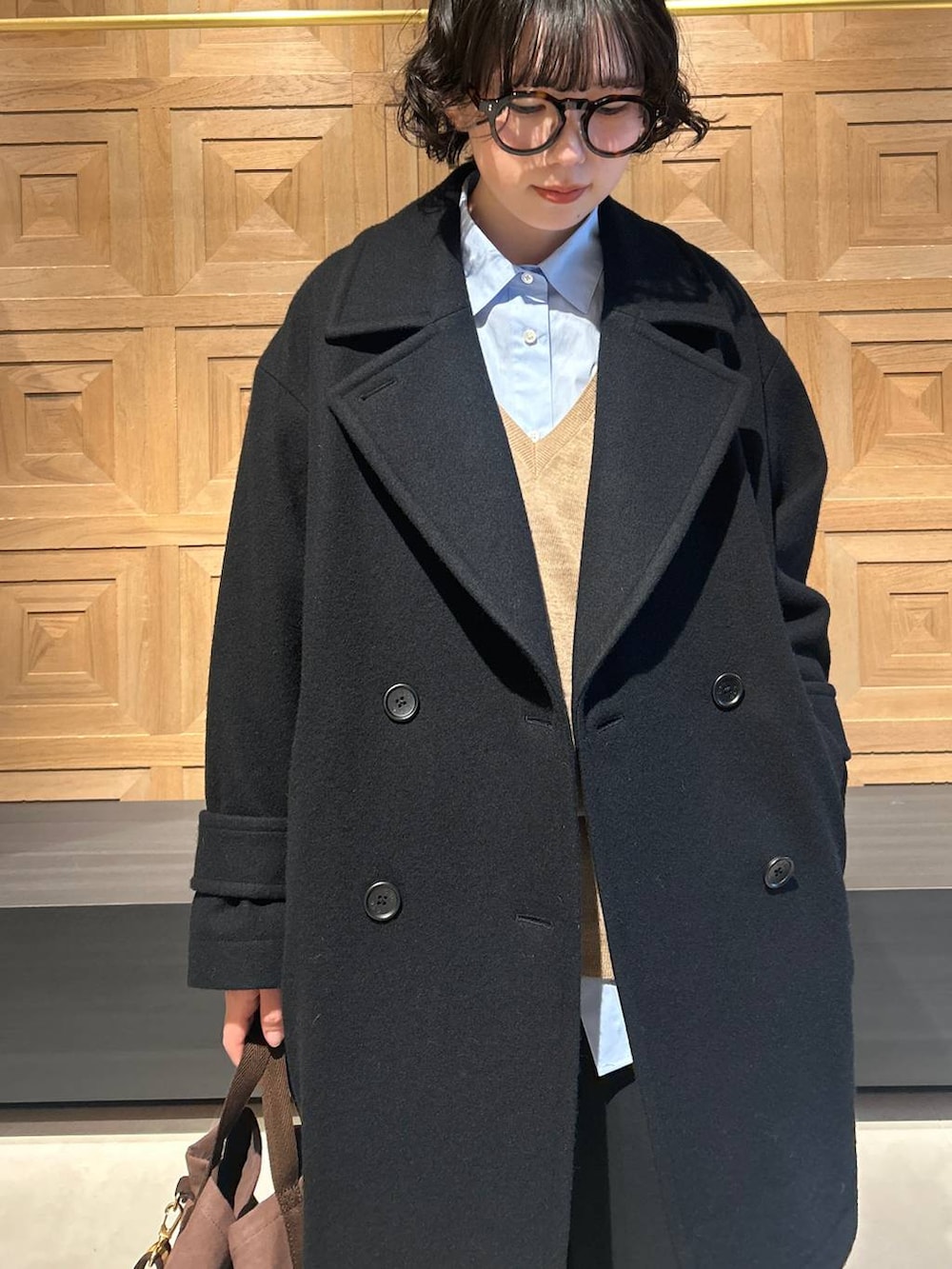 ベージュ系のニット/セーター、ブルー系のシャツ/ブラウス、ブラック系のその他パンツを着用したレディースの秋コーディネートの5枚目の写真