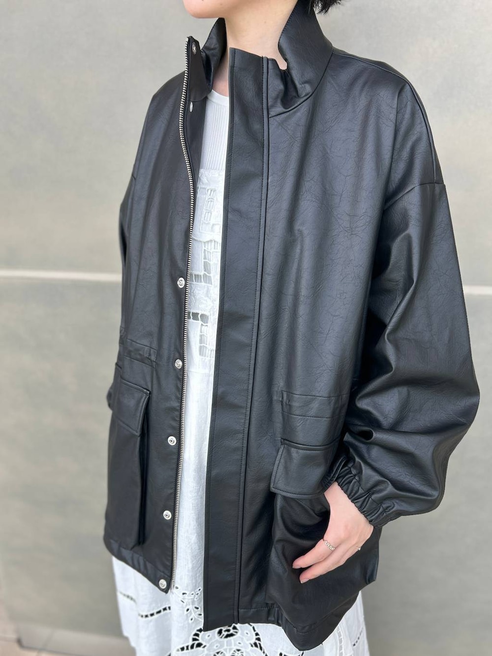 ブラック系のその他パンツ、ホワイト系のシャツ/ブラウス、ブラック系のブルゾンを着用したレディースの夏コーディネートの6枚目の写真