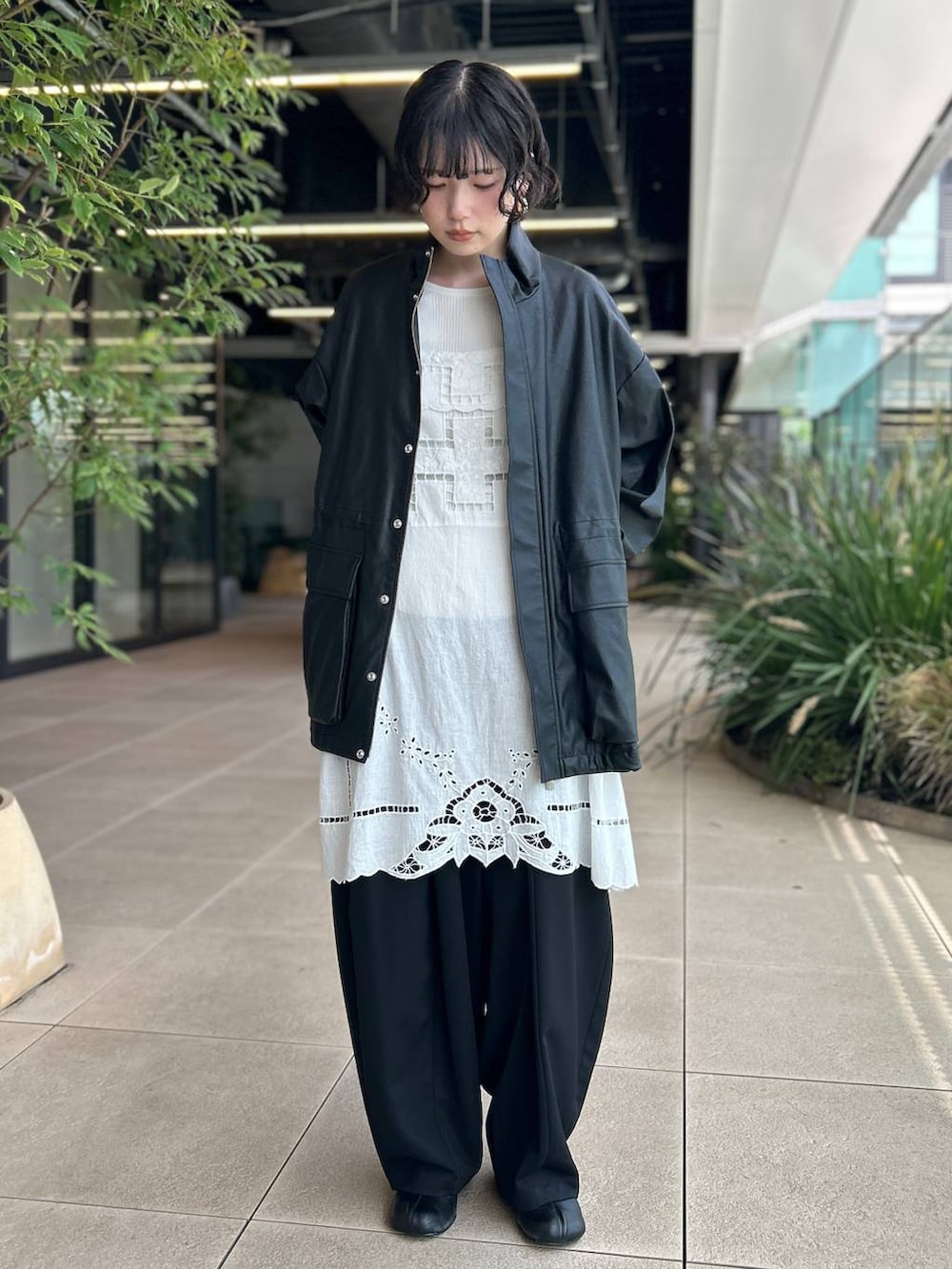 ブラック系のその他パンツ、ホワイト系のシャツ/ブラウス、ブラック系のブルゾンを着用したレディースの夏コーディネートの2枚目の写真